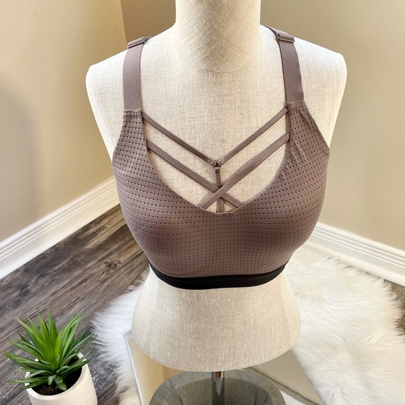 Victoria’s Secret lightweight strappy sports bra - Picture 5 of 10